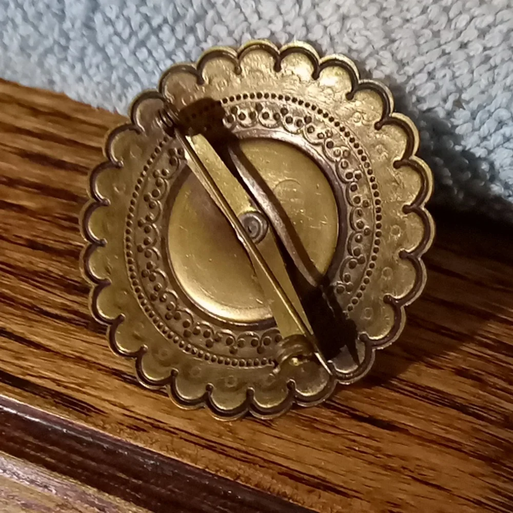 **Vintage Bronze Medallion Brooch - Picture 5 of 6